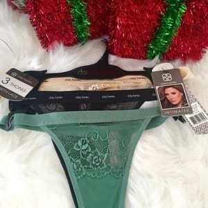 Daisy Fuentes pretty lace 3 pack thongs!❤️